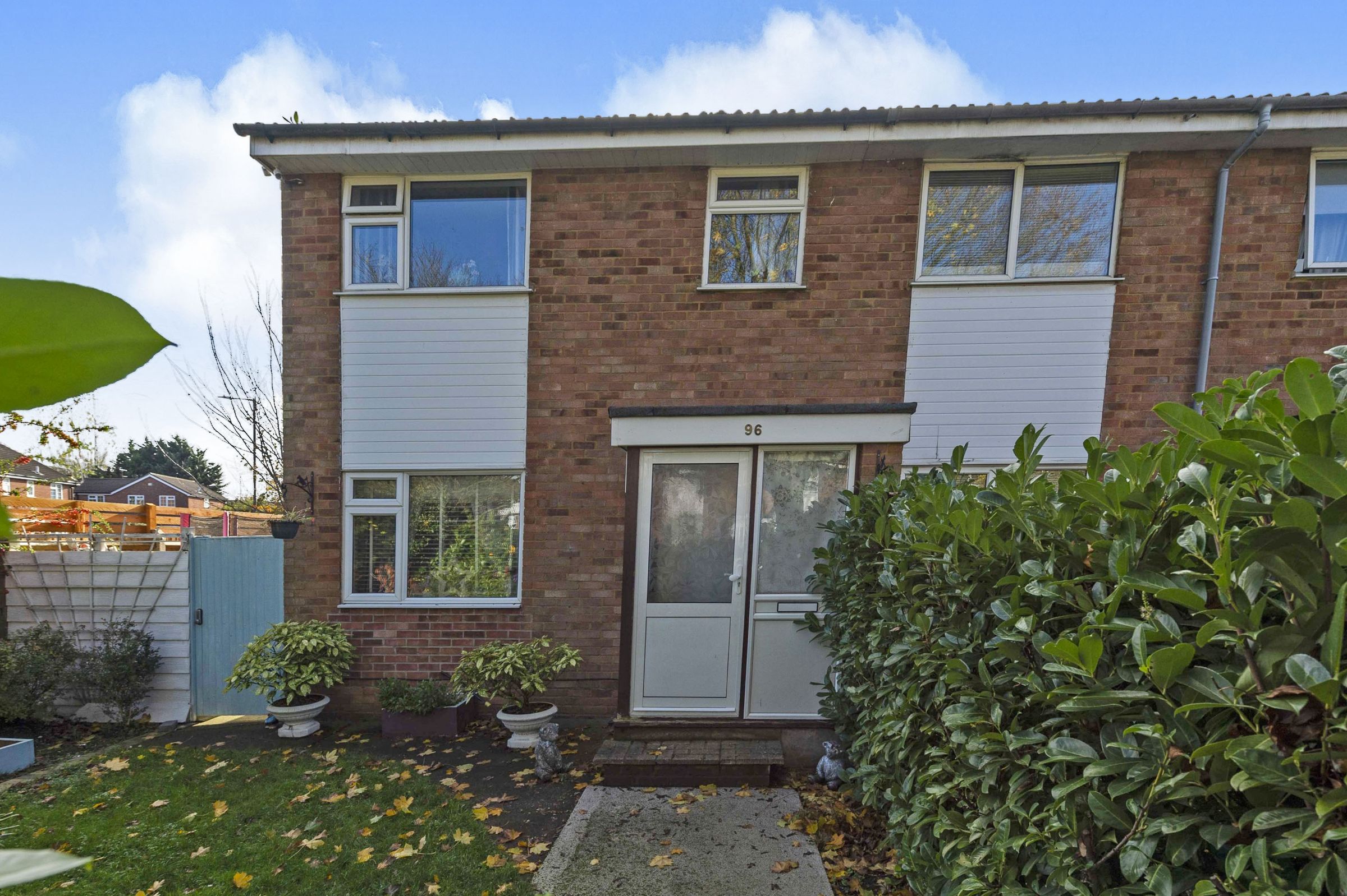 3 bed end terrace house for sale in Buckingham Drive, Luton
