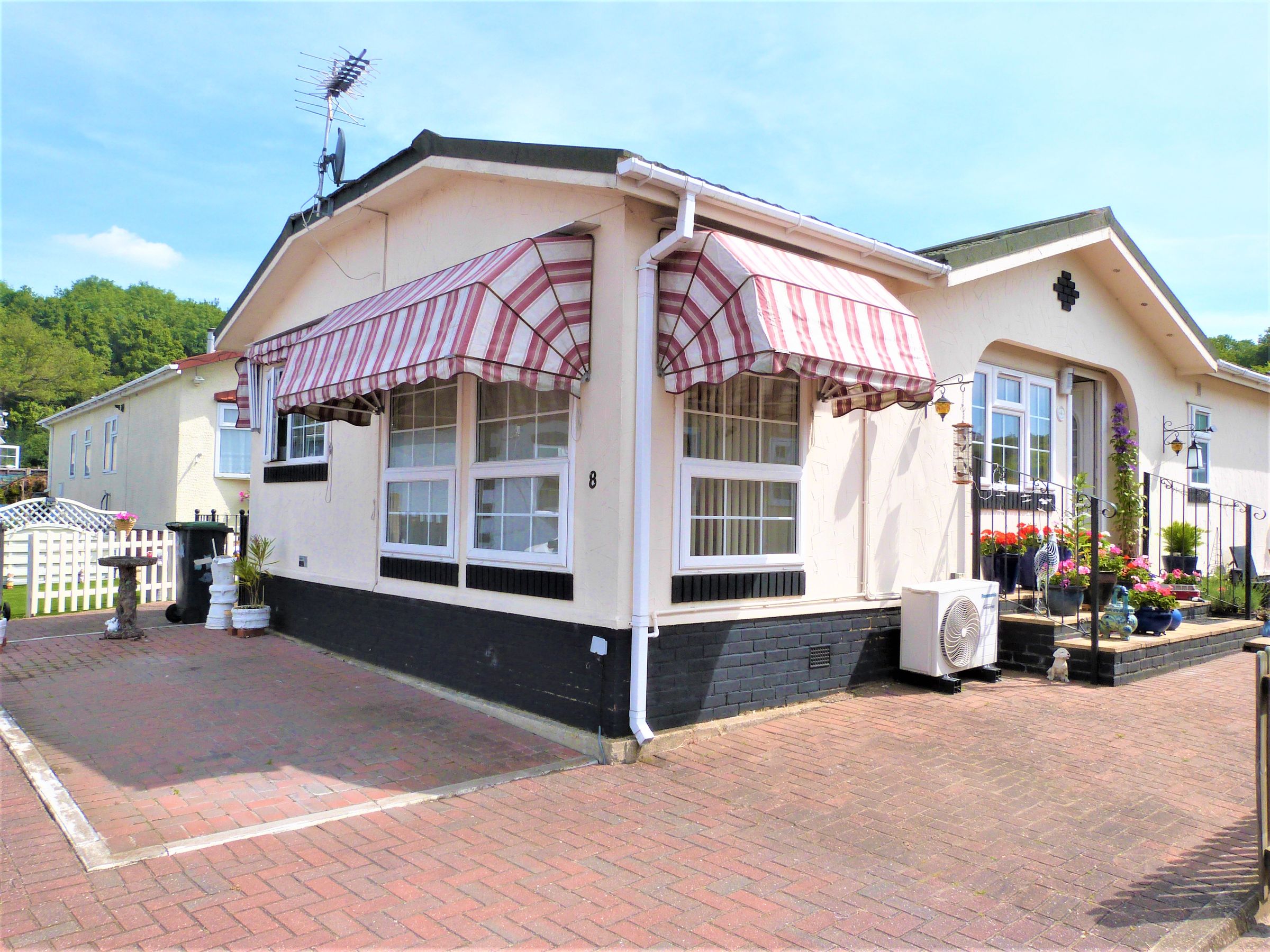 2 bed mobile/park home for sale in Woodbine Close, Waltham Abbey EN9 Zoopla