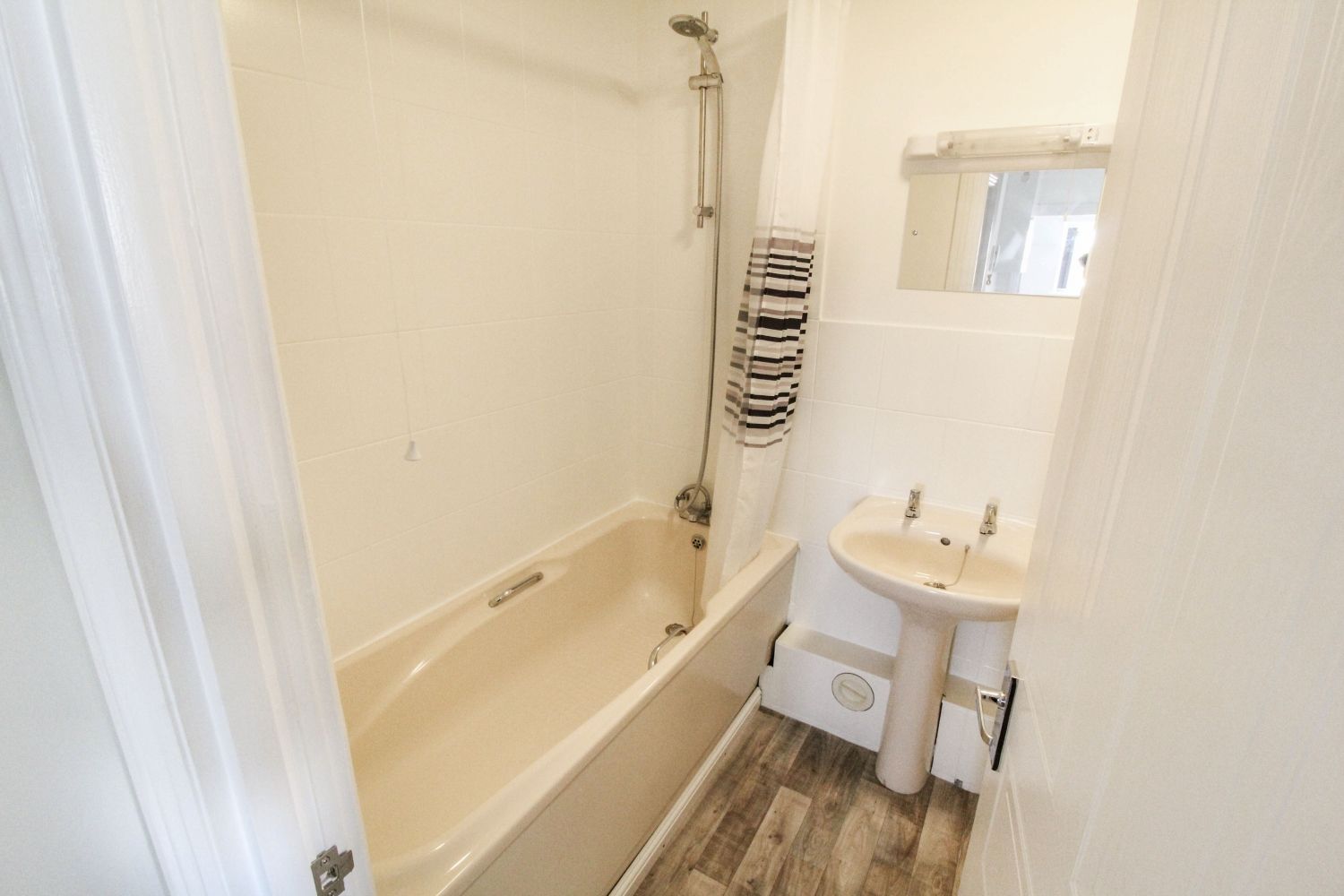 2 bed flat to rent in The Orkneys, Salisbury Road, Blandford Forum