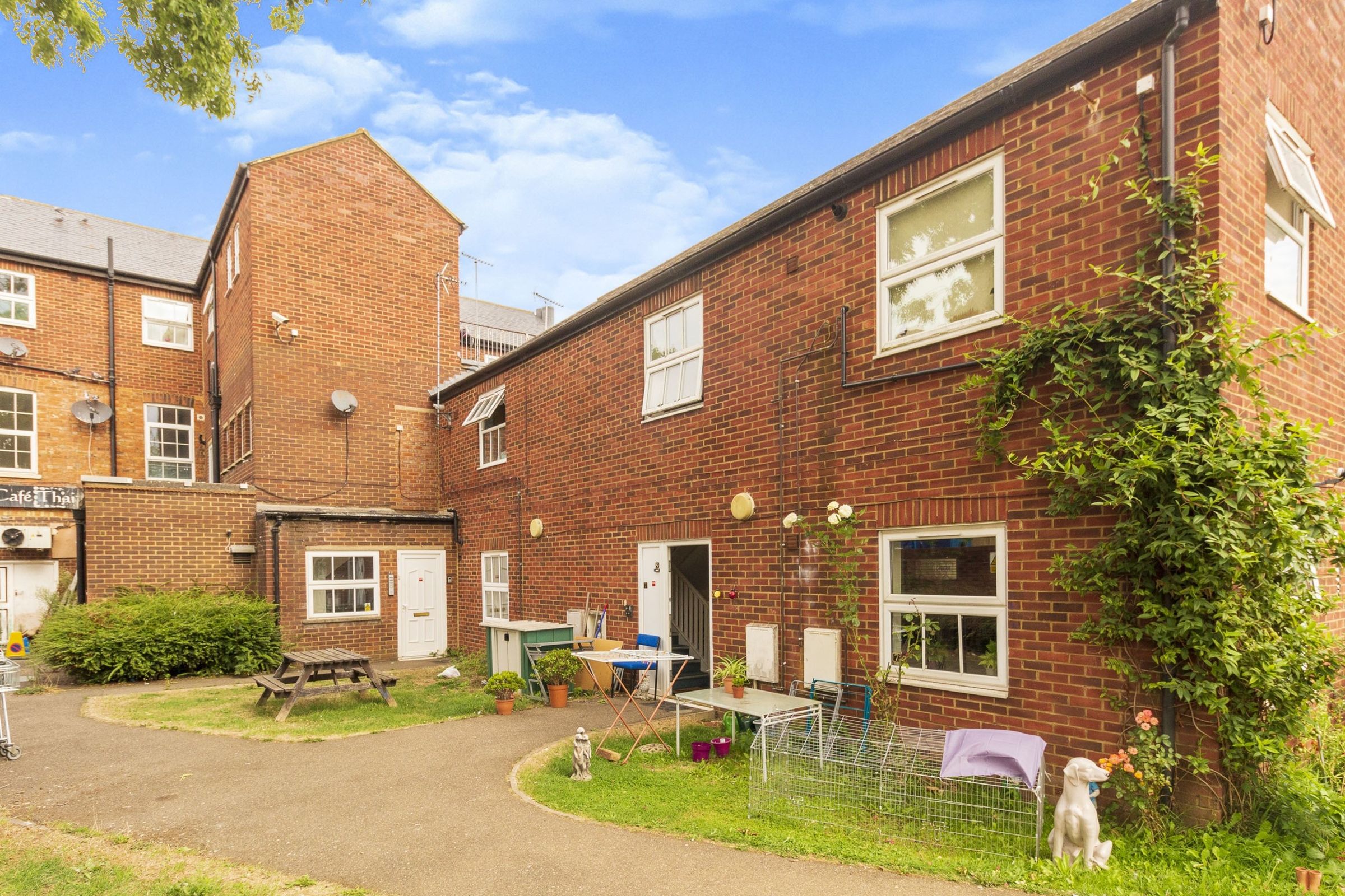 3 bed flat to rent in Street, Bletchley MK2 Zoopla