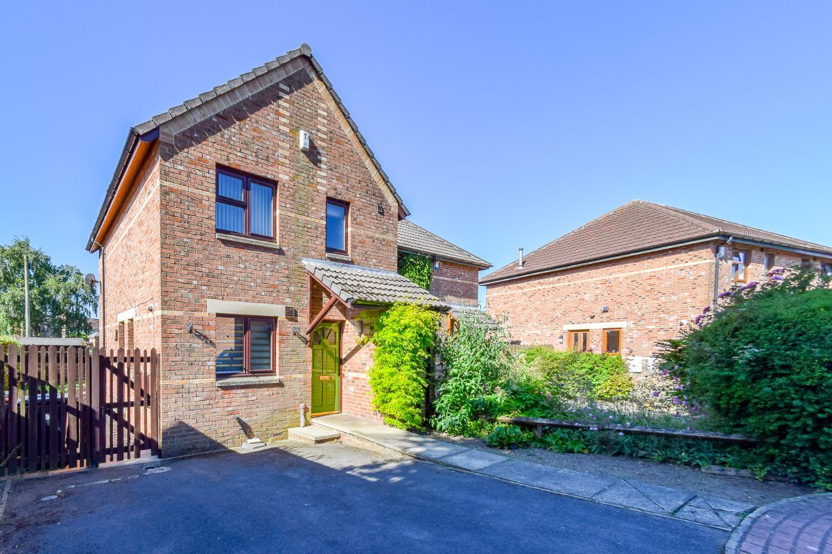 3 bed semidetached house for sale in Lingwell Court, Middleton, Leeds