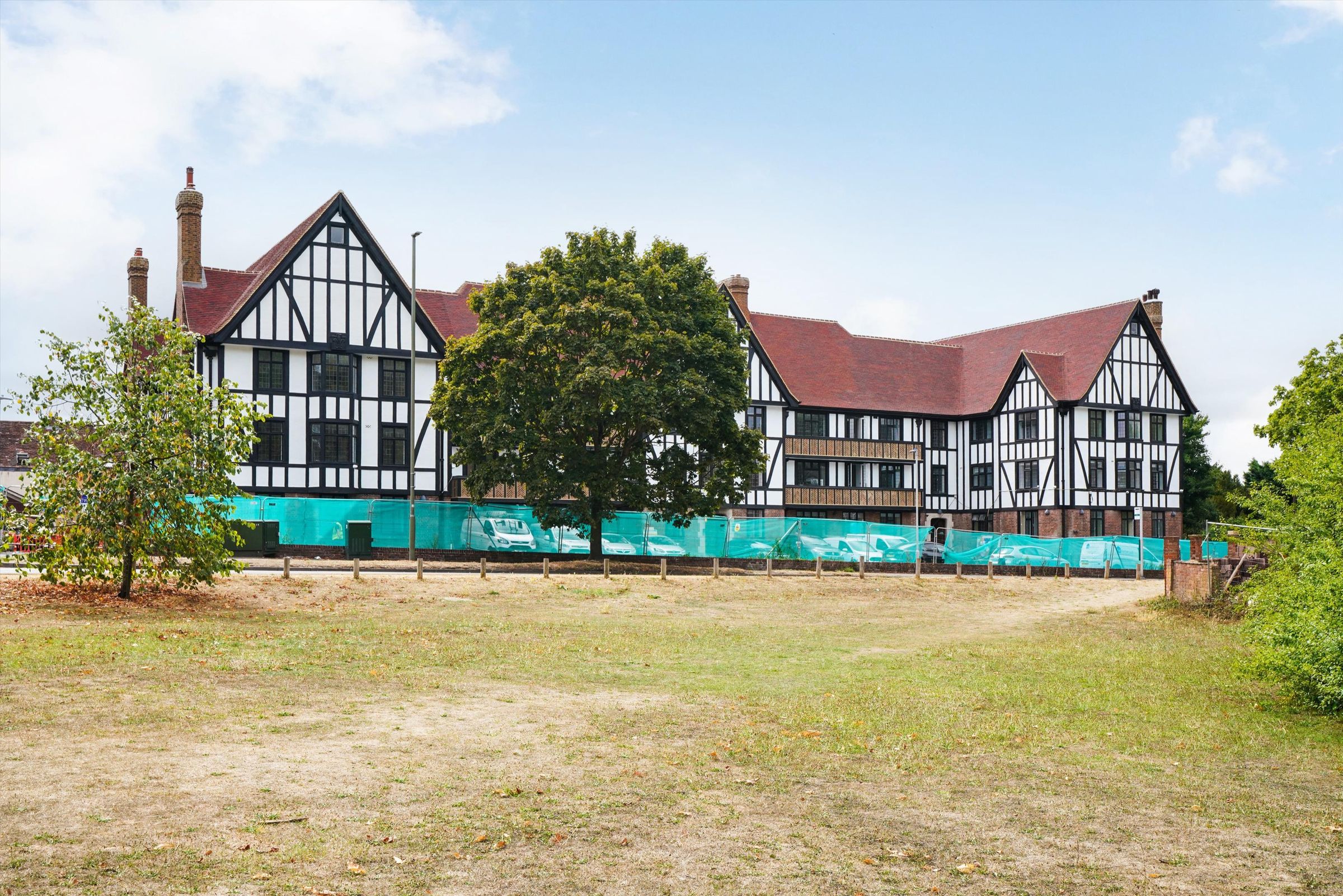 1 bed flat for sale in Queens Close, Lammas Lane, Esher, Surrey KT10