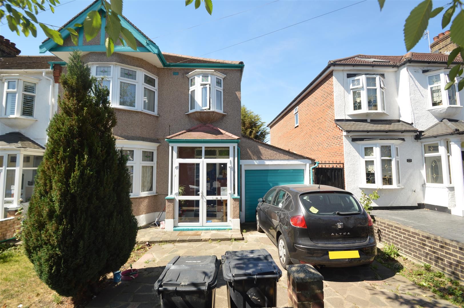 3 bed end terrace house to rent in Highcliffe Gardens, Redbridge IG4