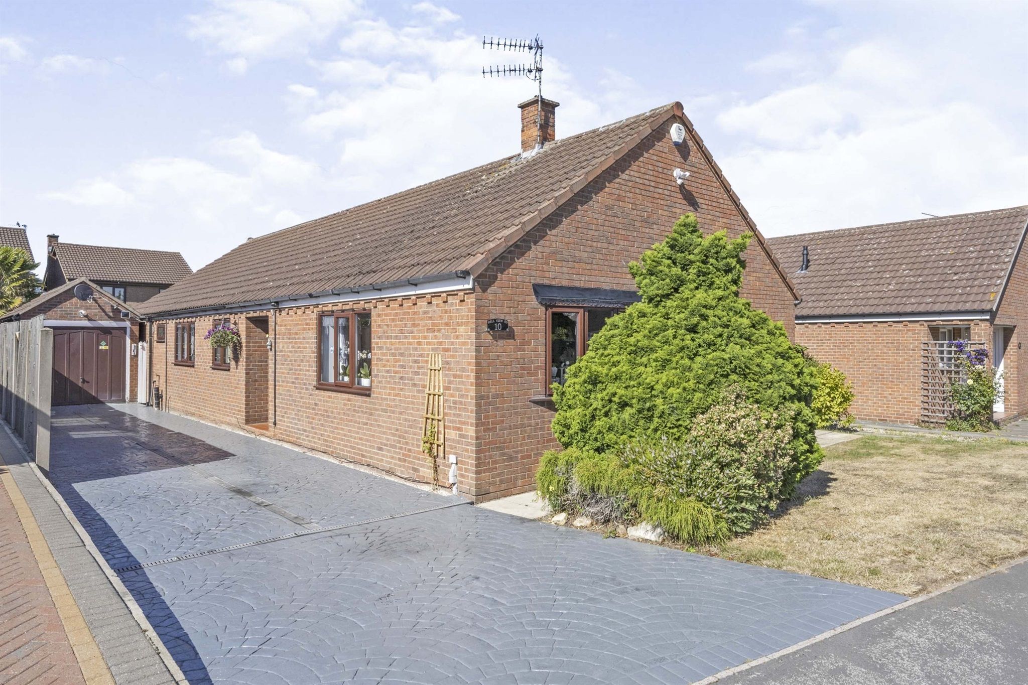 4 bed detached bungalow for sale in Hallview Road, Rossington