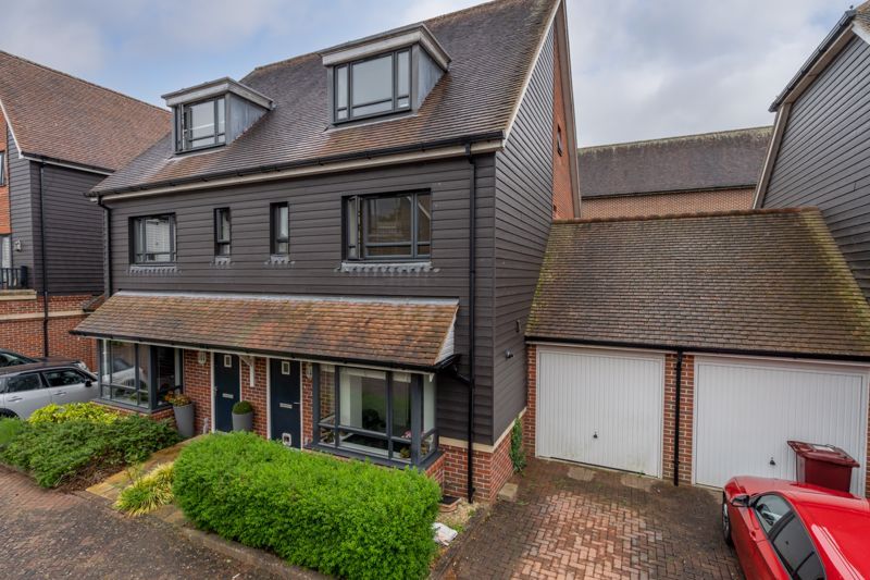 4 bed semidetached house for sale in Coach Road,