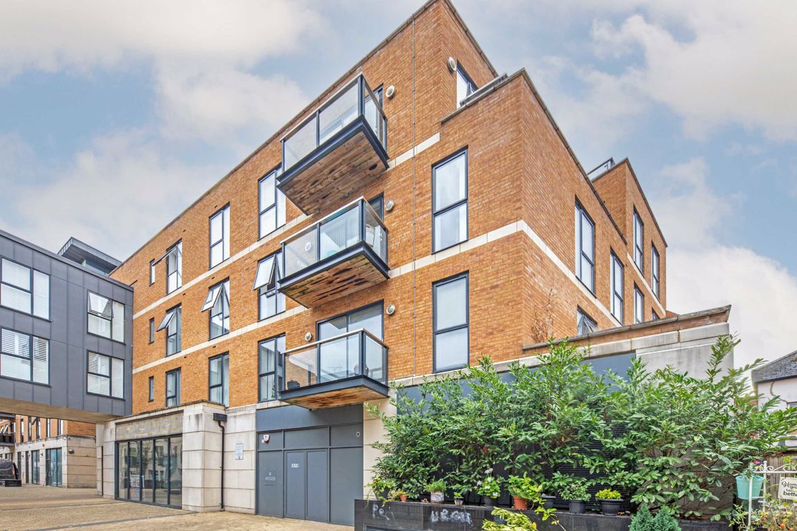 2 bed flat for sale in Victoria Road, Surbiton KT6 Zoopla