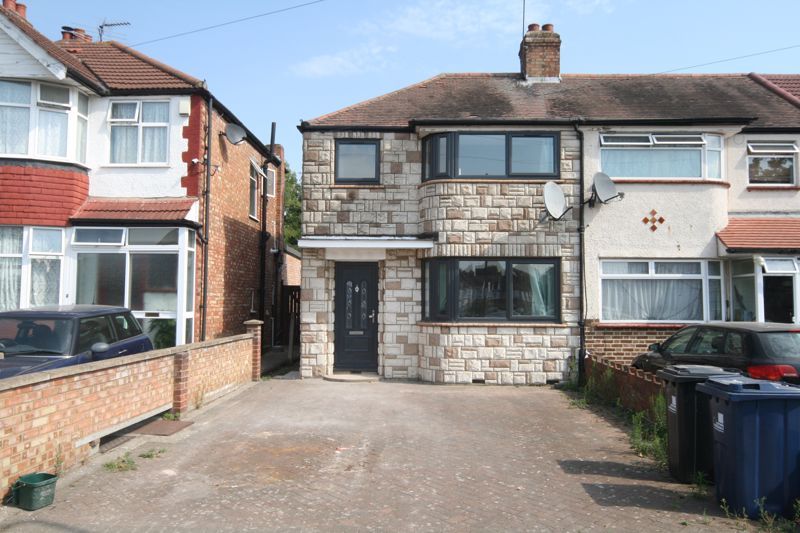 3 bed semidetached house to rent in Woodhouse Avenue, Perivale