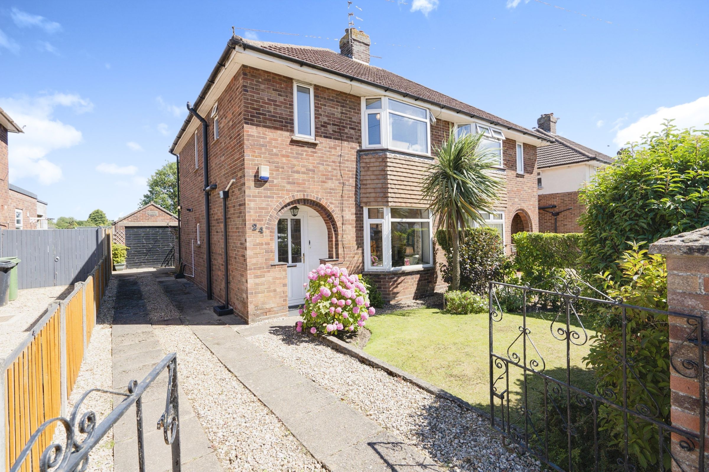 3 bed semidetached house for sale in Breckland Road, Costessey