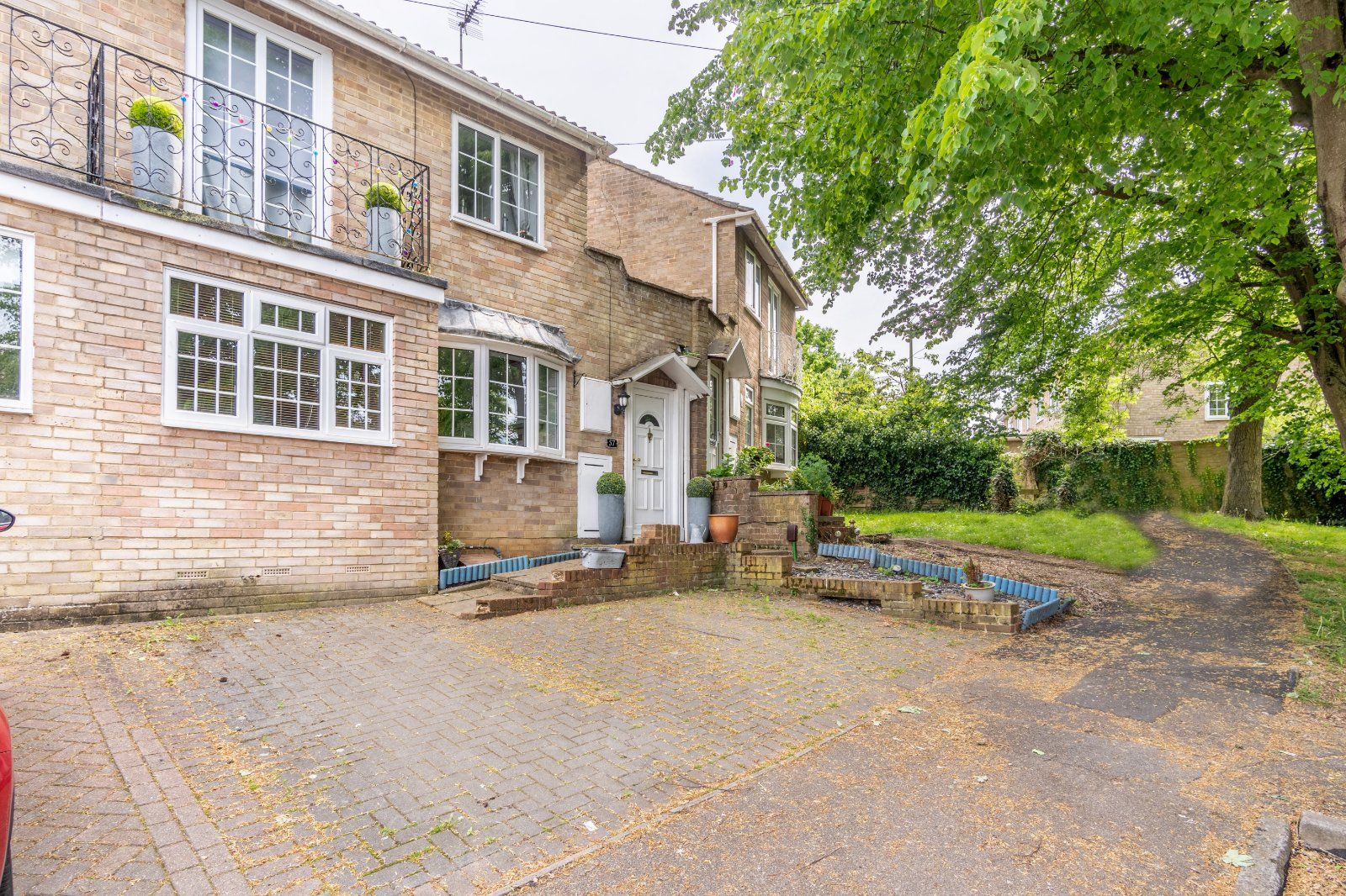 4 bed terraced house for sale in Collins Cross, Stortford CM23