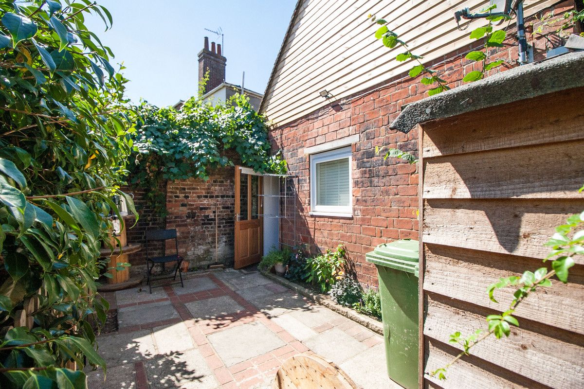 2 bed cottage for sale in High Street, Henfield BN5 Zoopla