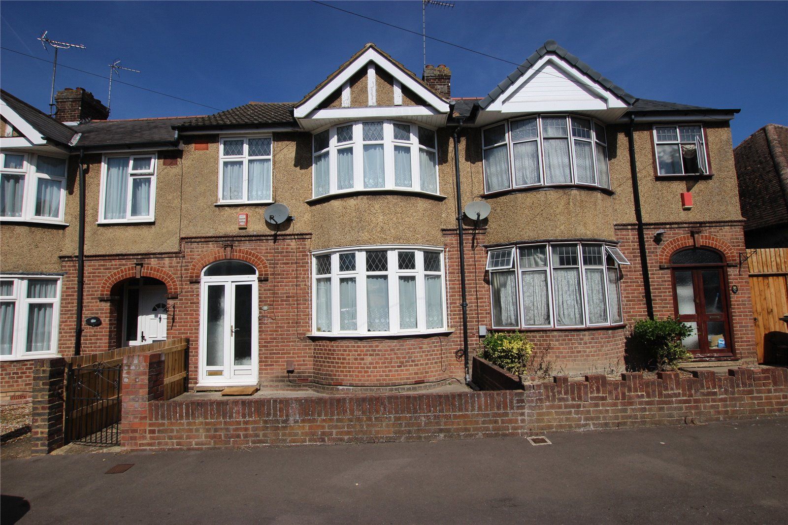 3 bed terraced house to rent in Borough Road, Dunstable, Bedfordshire
