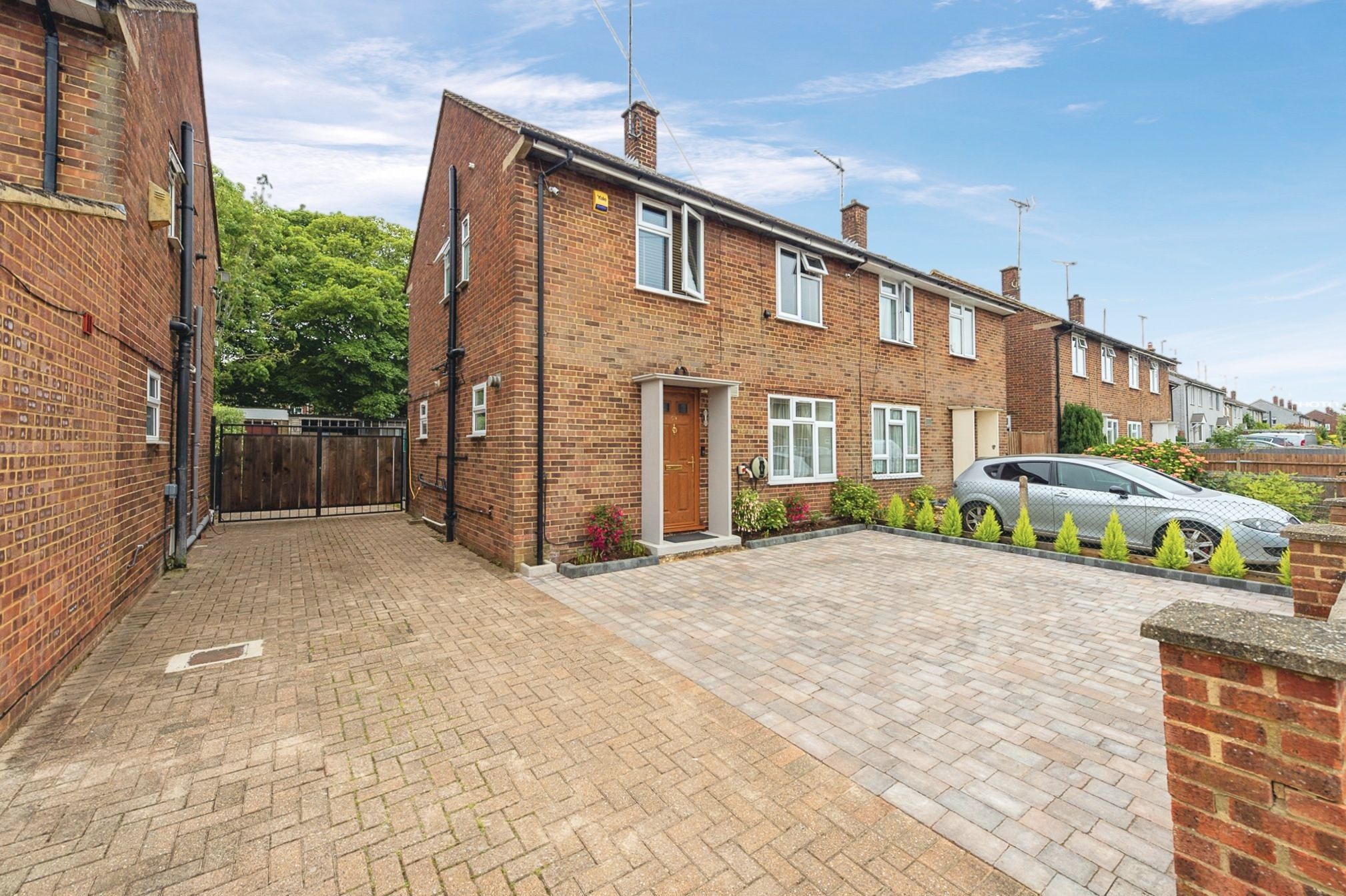 3 bed semidetached house for sale in Mountview Avenue, Dunstable