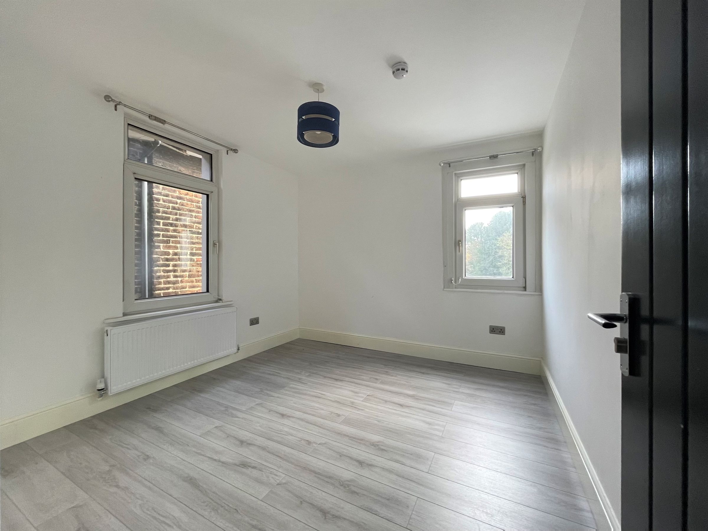 Room to rent in Dagnall Park, London SE25 - Zoopla