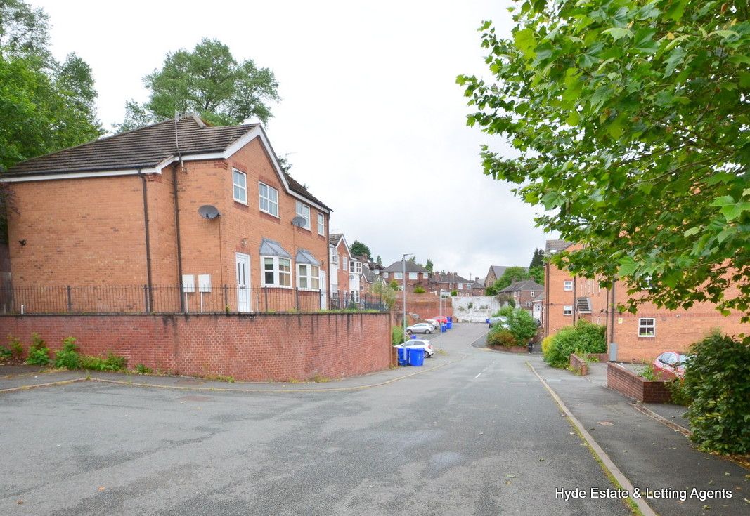 3 bed semidetached house to rent in St. Andrews Square, Penkhull