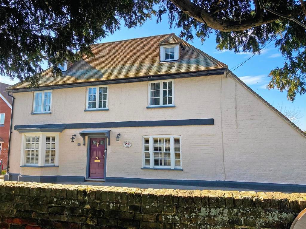 6 bed detached house for sale in Stoke Road, Allhallows, Rochester