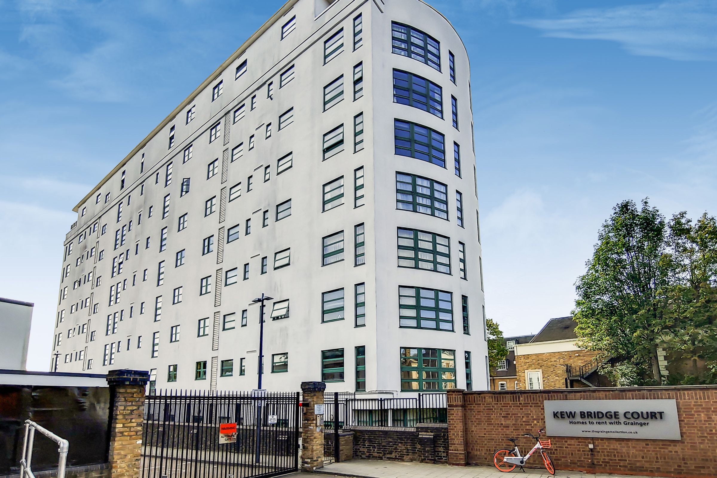 2 bed flat to rent in Aitman Drive, Kew Bridge Road, Brentford TW8 Zoopla