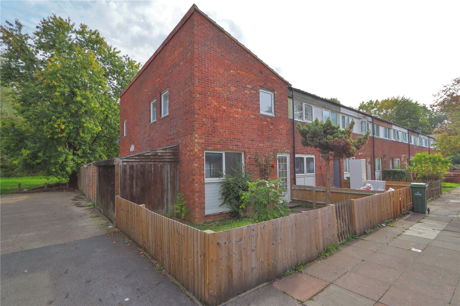 4 bed end terrace house for sale in Lamberts Croft, Greenleys, Milton