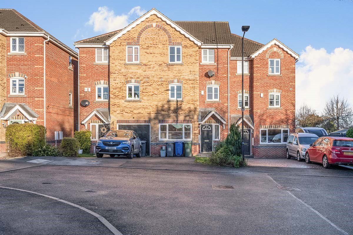 5 bed terraced house for sale in Heath Court, Warmsworth, Doncaster DN4