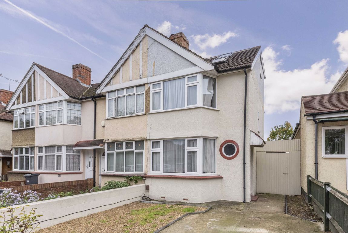 3 bed property for sale in Hounslow Road, Hanworth, Feltham TW13 Zoopla