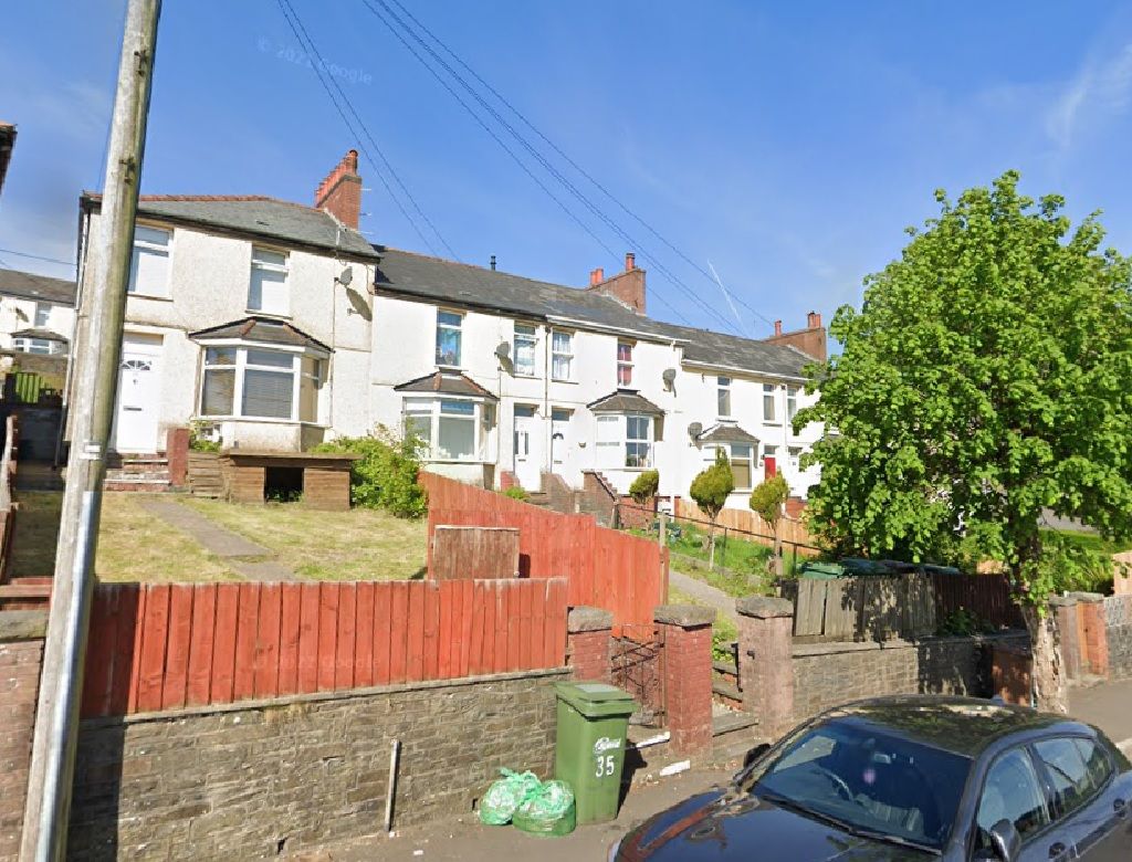 3 bed end terrace house for sale in Abernant Road, Markham, Blackwood