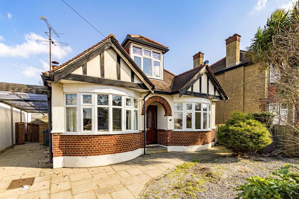 4 bed detached house to rent in Grand Avenue, Berrylands, Surbiton KT5