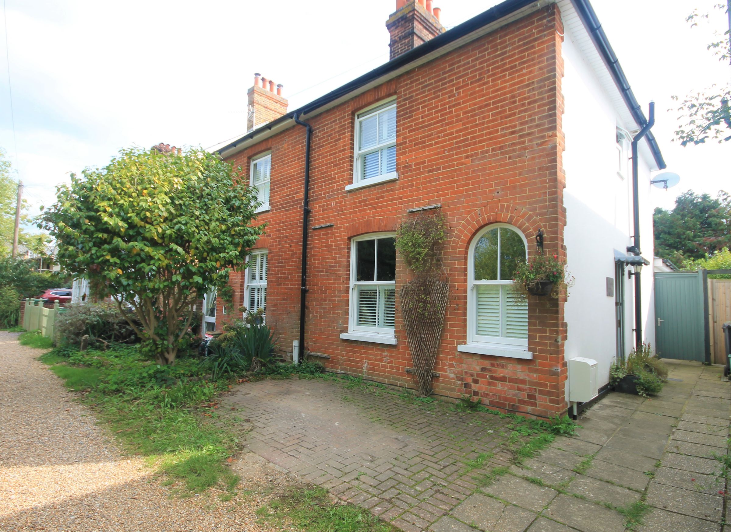 3 bed semidetached house to rent in Wood Lane, Ashtead KT21