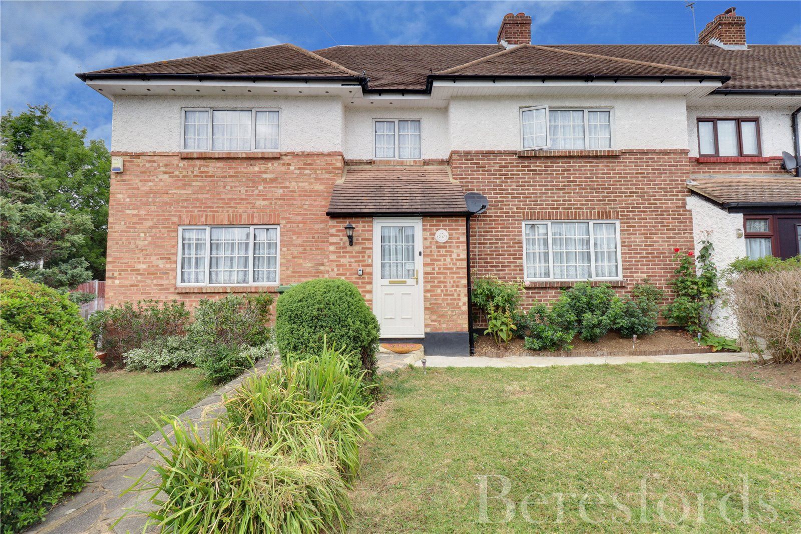 5 bed semidetached house for sale in Wordsworth Close, Romford RM3