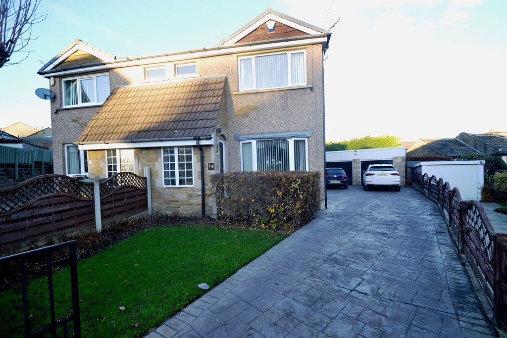3 bed semidetached house for sale in Robin Drive, Eccleshill, Bradford