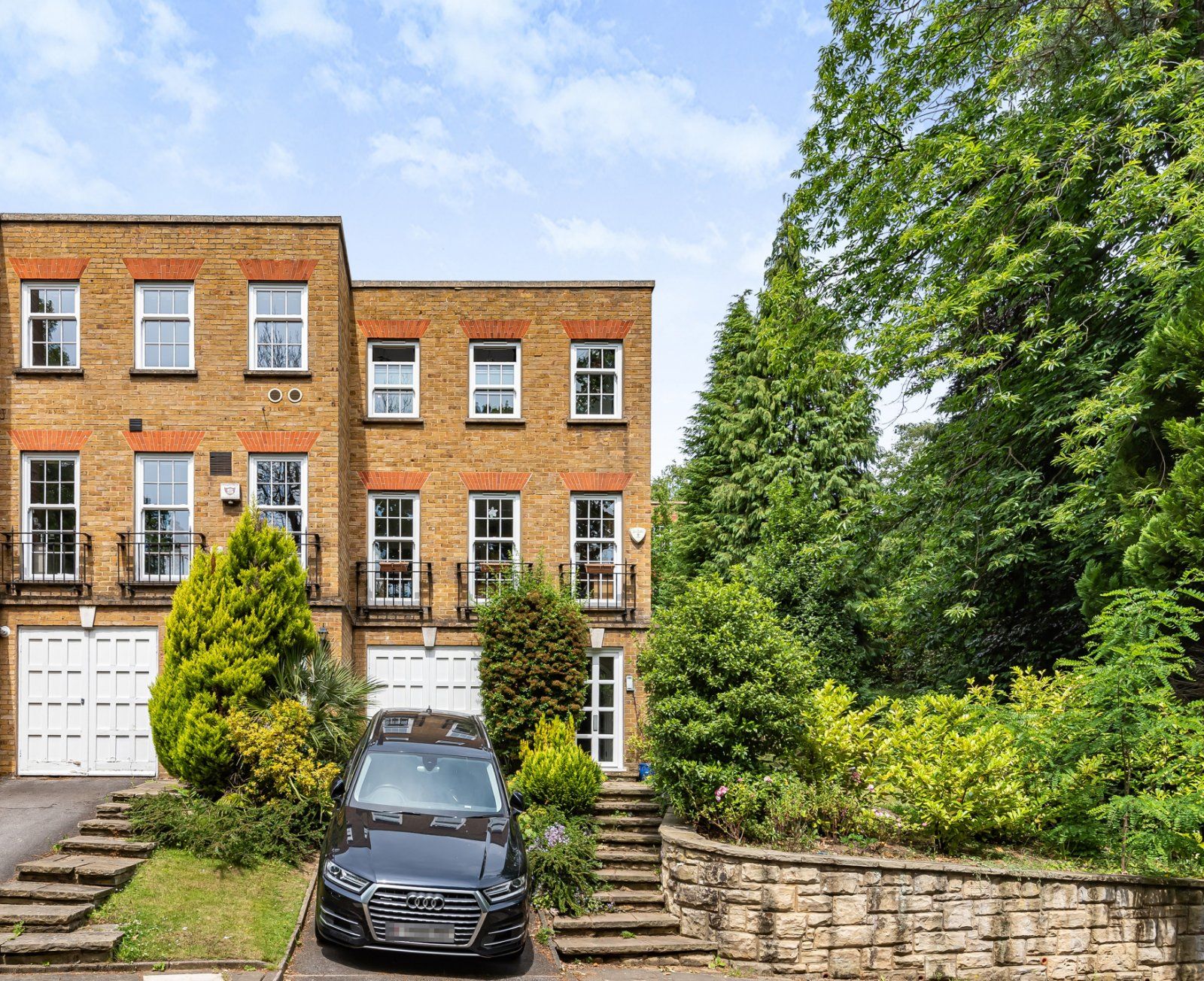 4 bed end terrace house for sale in Woodclyffe Drive, Chislehurst, Kent