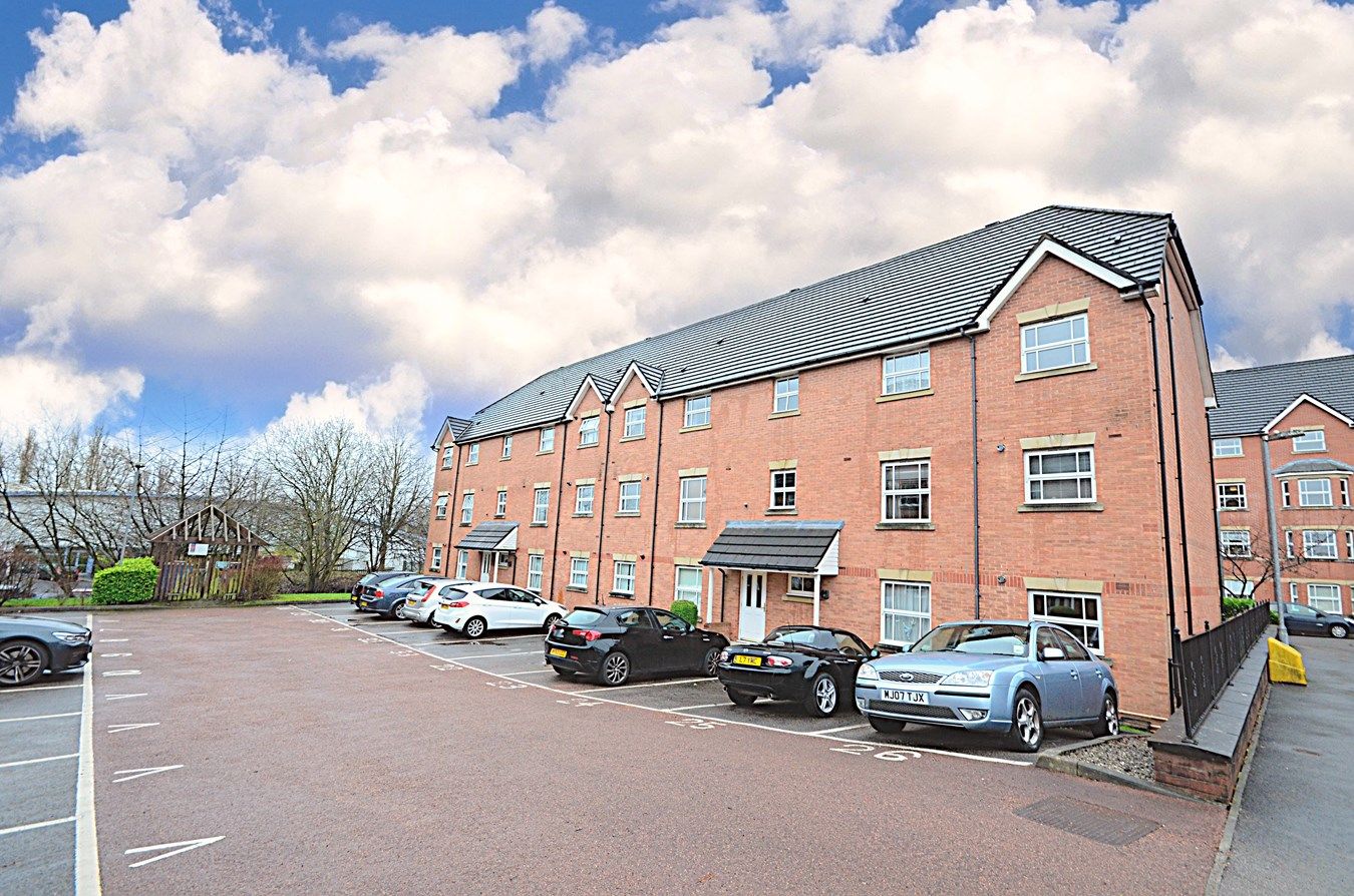 2 bed flat for sale in Royal Court Drive, Bolton BL1 Zoopla