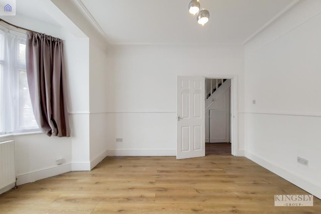 3 bed property for sale in Windermere Gardens, Redbridge, London IG4