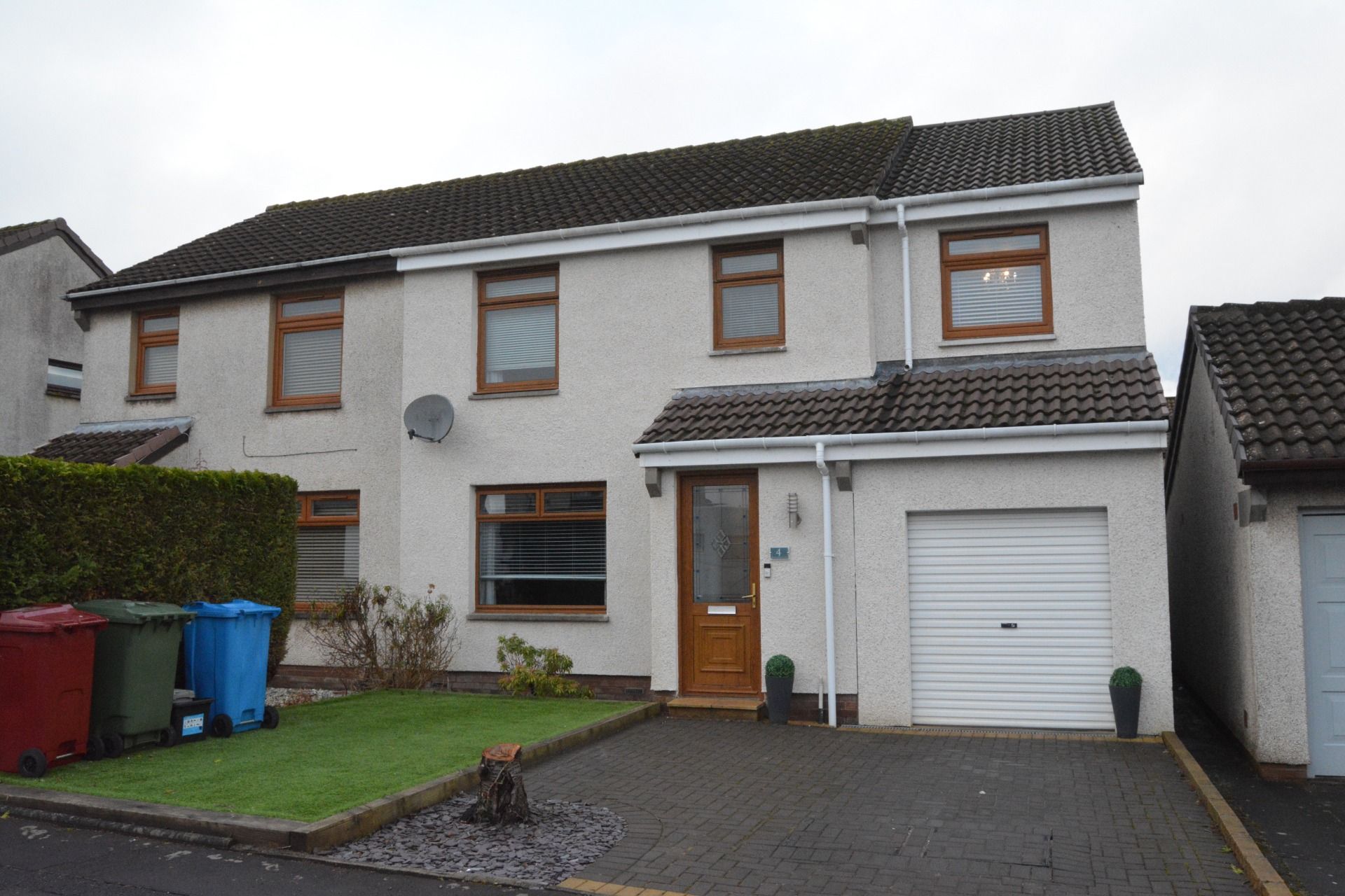 4 bed semidetached house for sale in Drumlanrig Place, Stenhousemuir