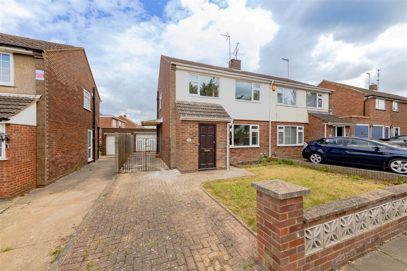 3 bed semidetached house for sale in Katherine Drive, Dunstable LU5