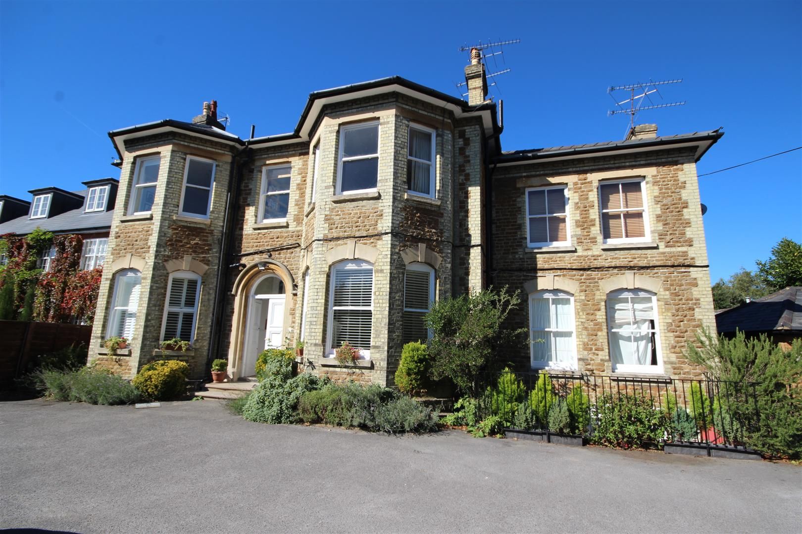 2 bed flat to rent in Clandon Road, Guildford GU1 Zoopla