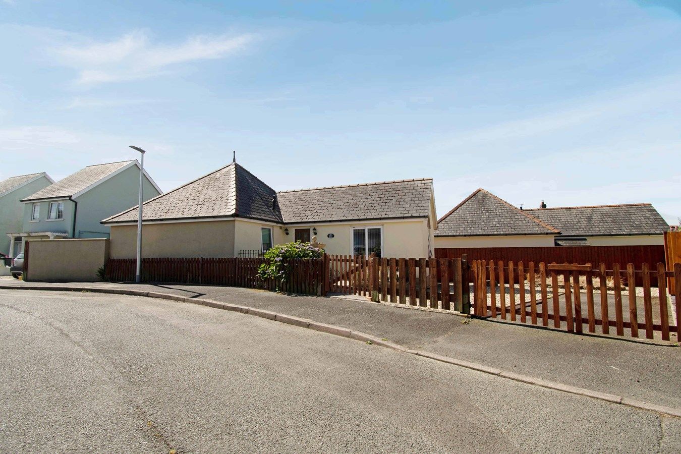 3 bed detached bungalow for sale in Heath Close, Johnston