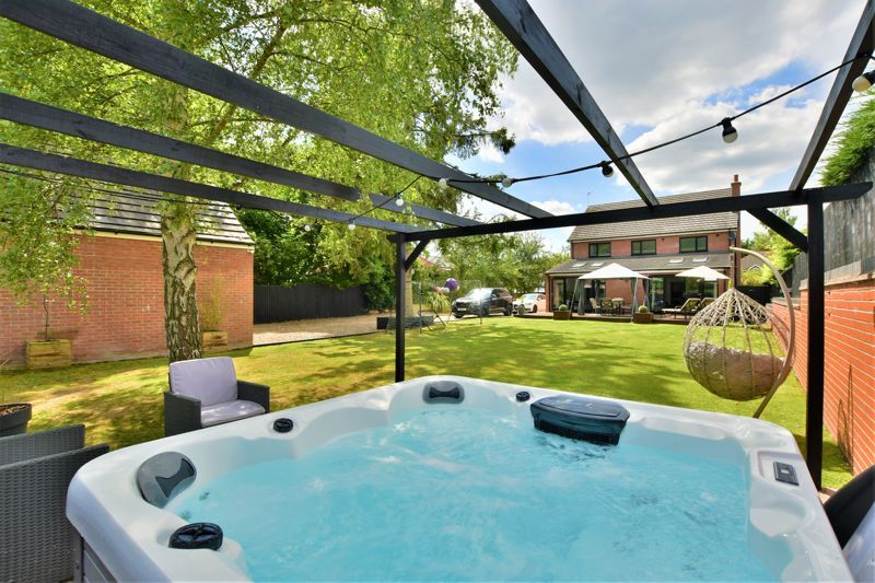 5 bed detached house for sale in Eleanor Close, Cross O' Cliffe Hill