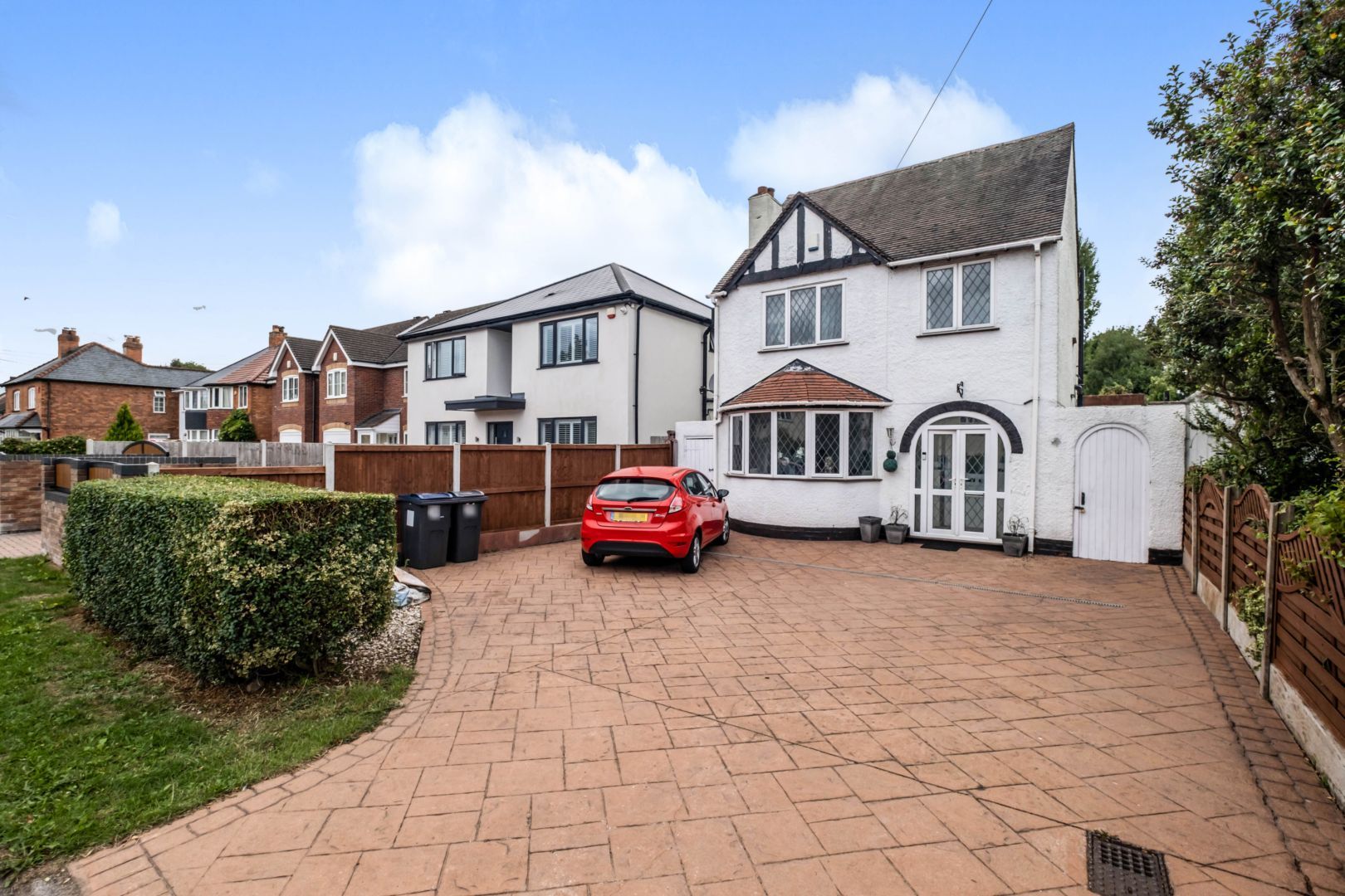 3 bed detached house for sale in Whitehouse Common Road, Sutton