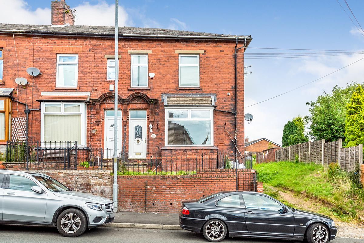 3 bed end terrace house for sale in Greenacres Road, Oldham, Greater
