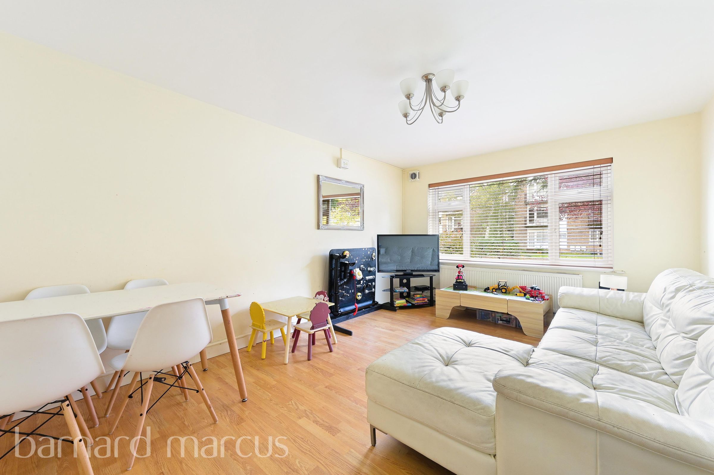 2 bed flat to rent in Lovelace Gardens, Surbiton KT6 Zoopla