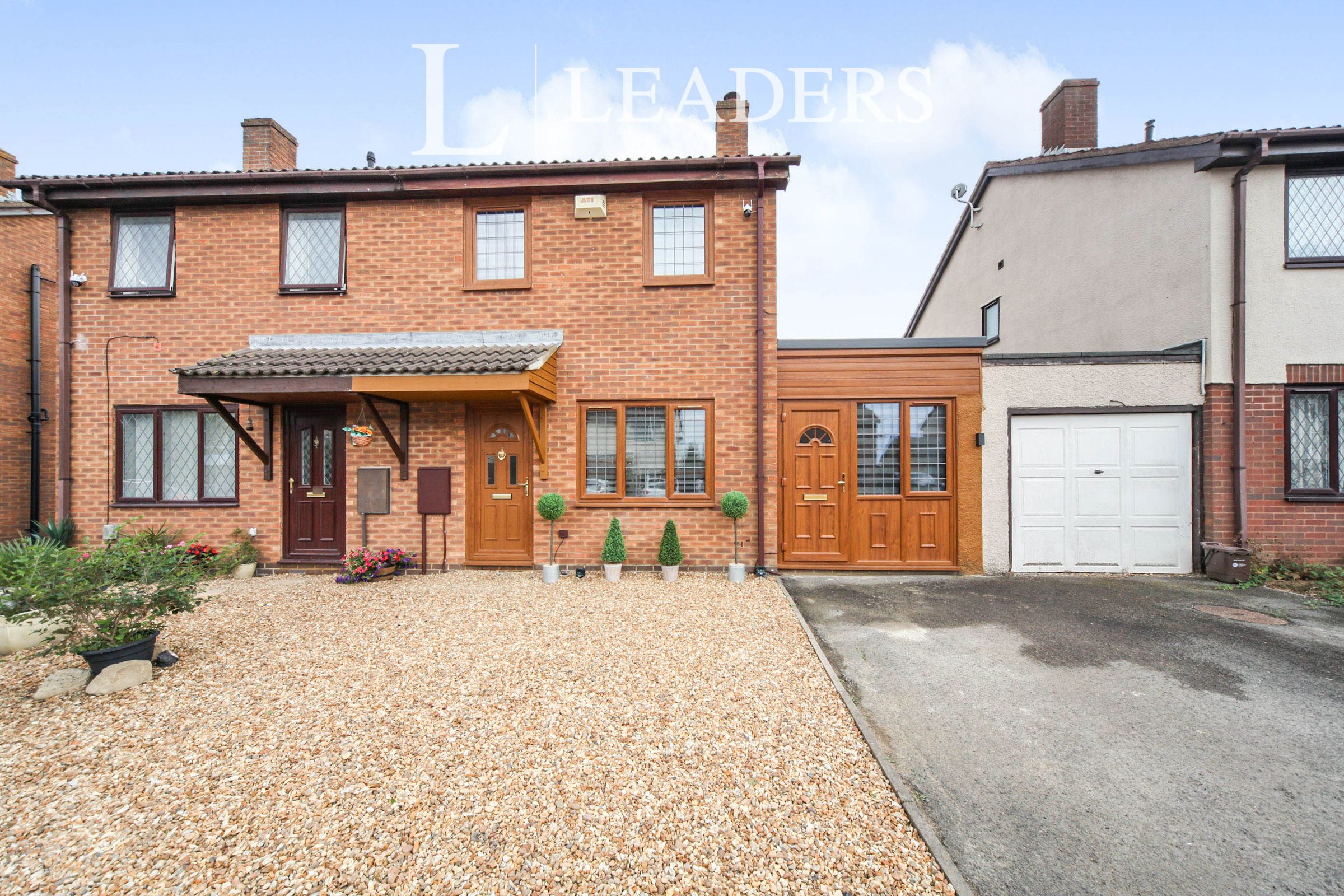 3 bed semidetached house to rent in Thornhill Close, Houghton Regis