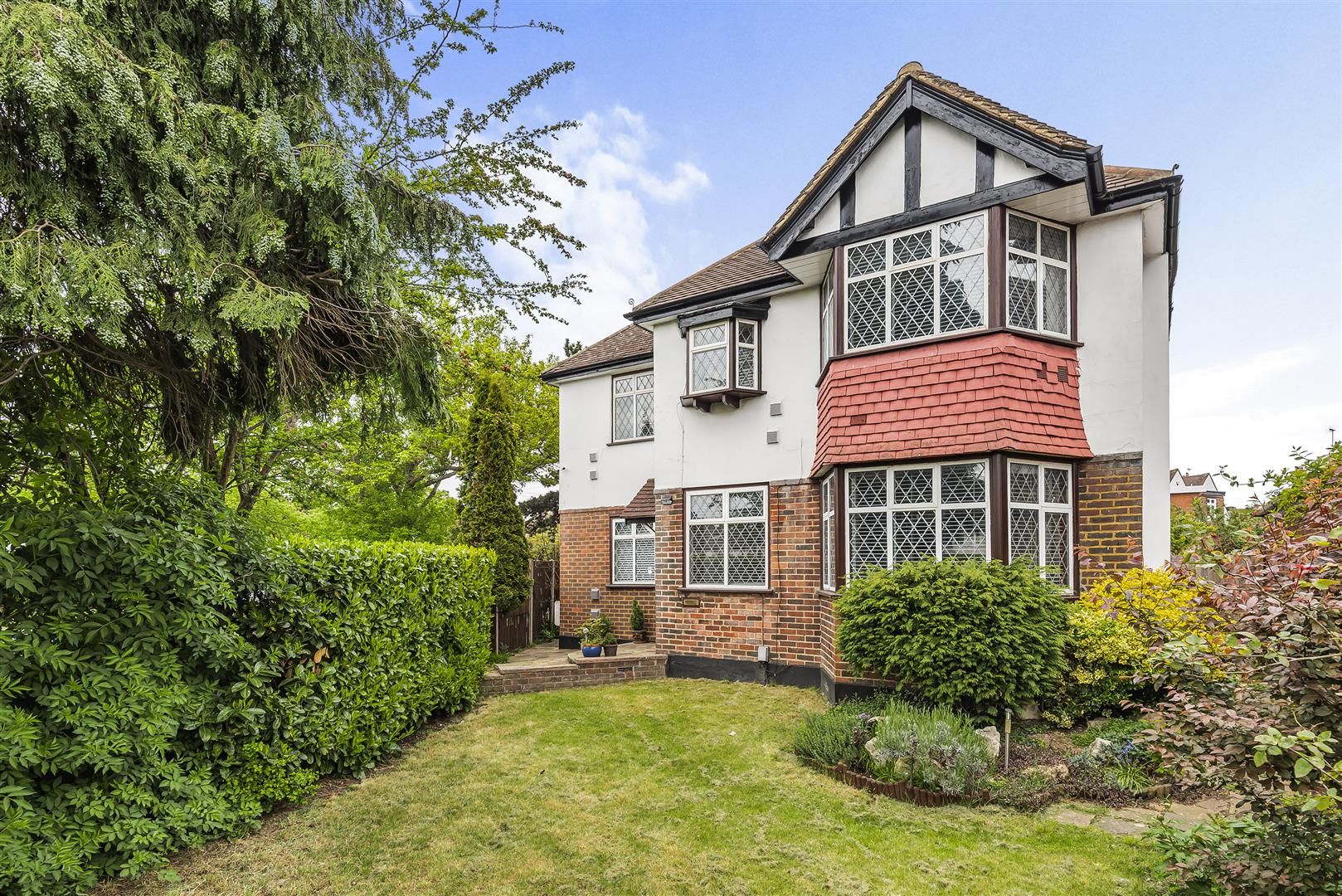 5 bed detached house for sale in Thorndon Gardens, Stoneleigh, Epsom