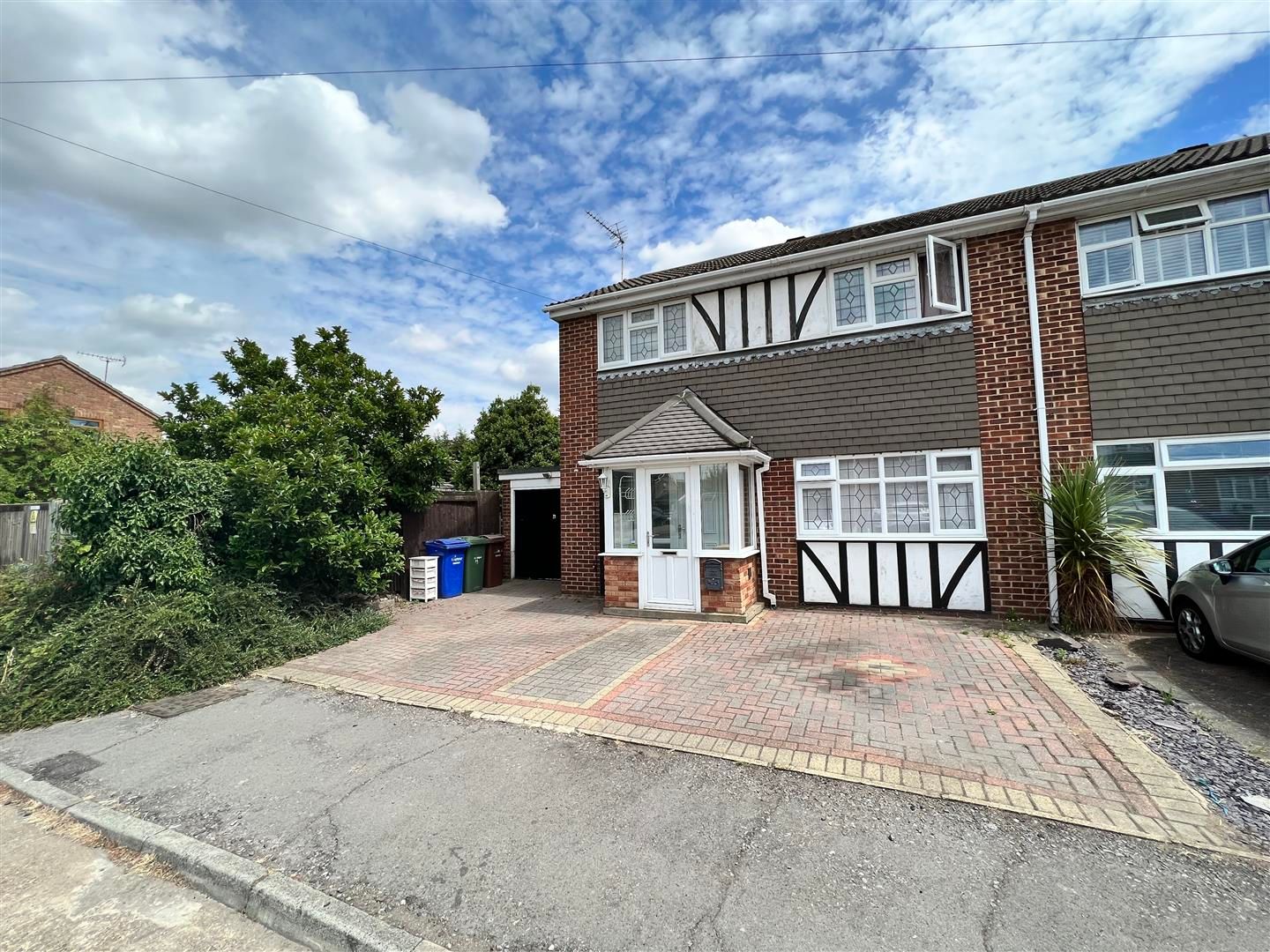 3 bed semidetached house to rent in Pinewood Close, Linford, Stanford