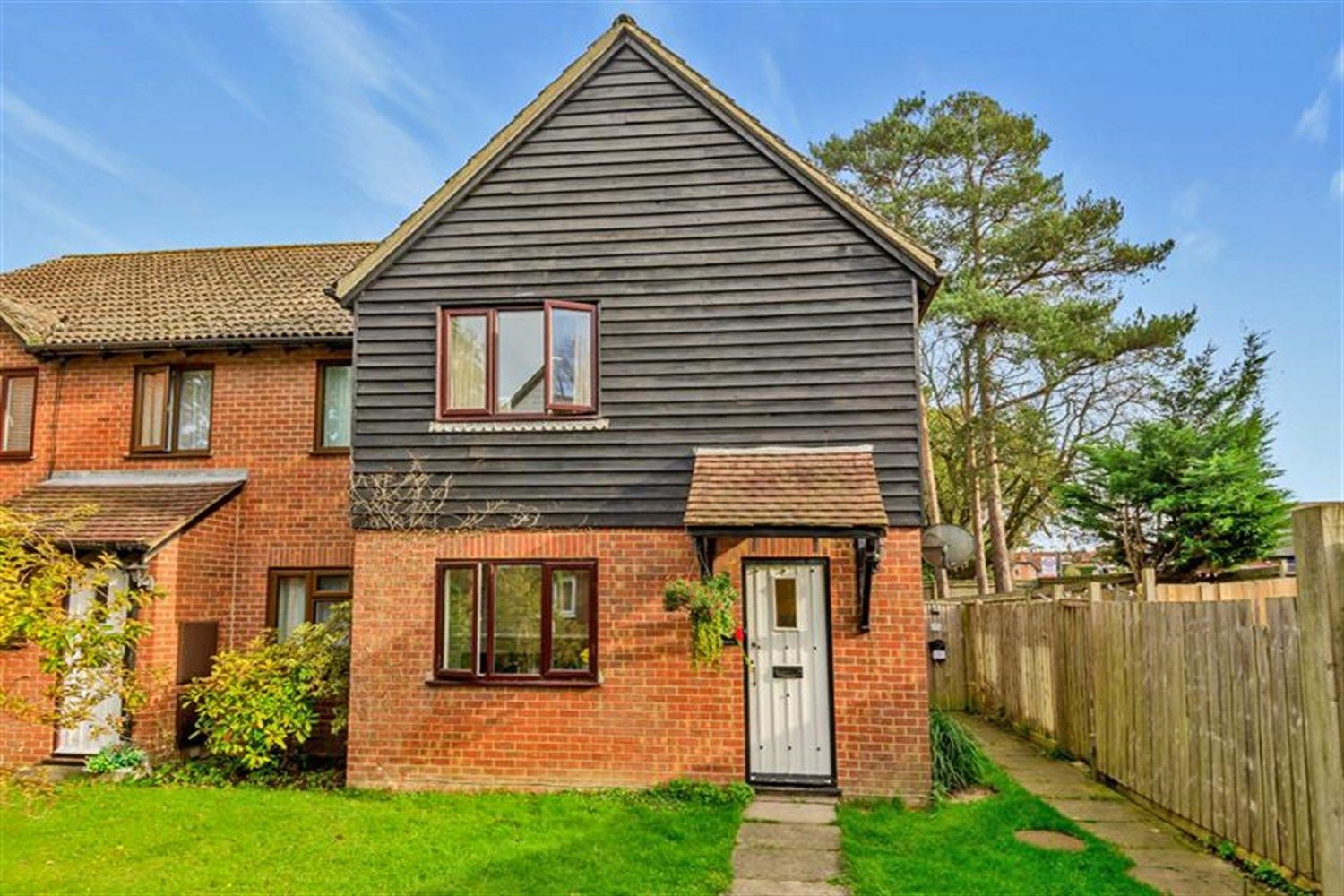 2 bed end terrace house for sale in Swan Close, Storrington, West