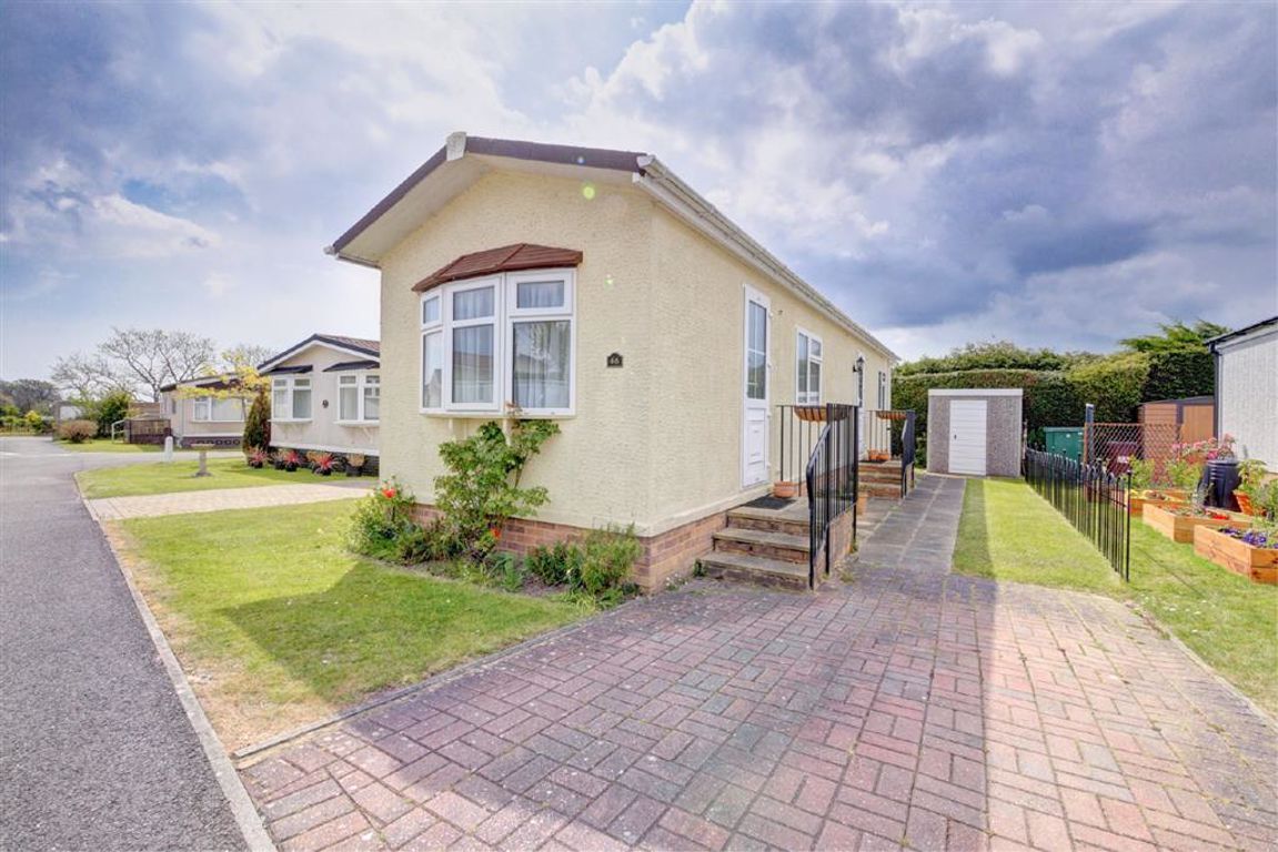 2 bed mobile/park home for sale in Lion House Park, Mill Road, Hailsham