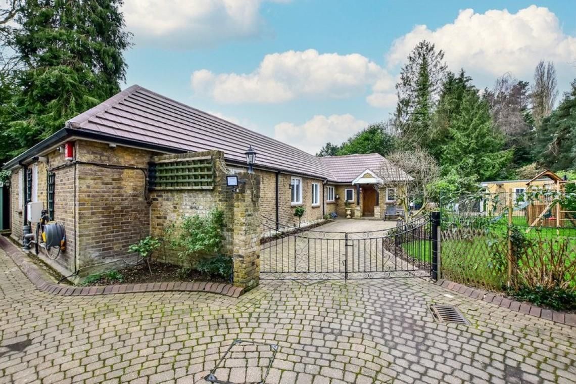 4 bed detached bungalow for sale in Wood Lane, Iver Heath, Iver SL0