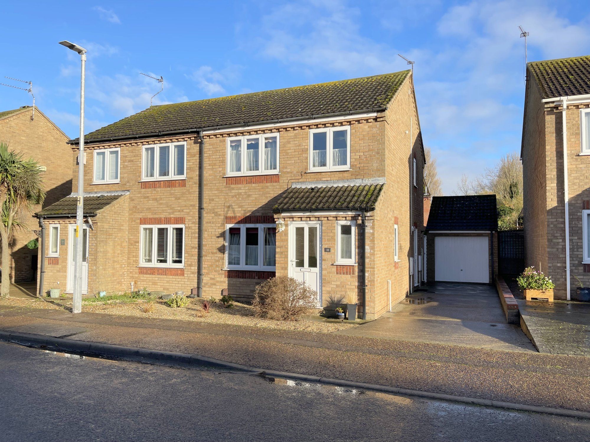3 bed semidetached house for sale in Meadowland Drive, Bradwell, Great