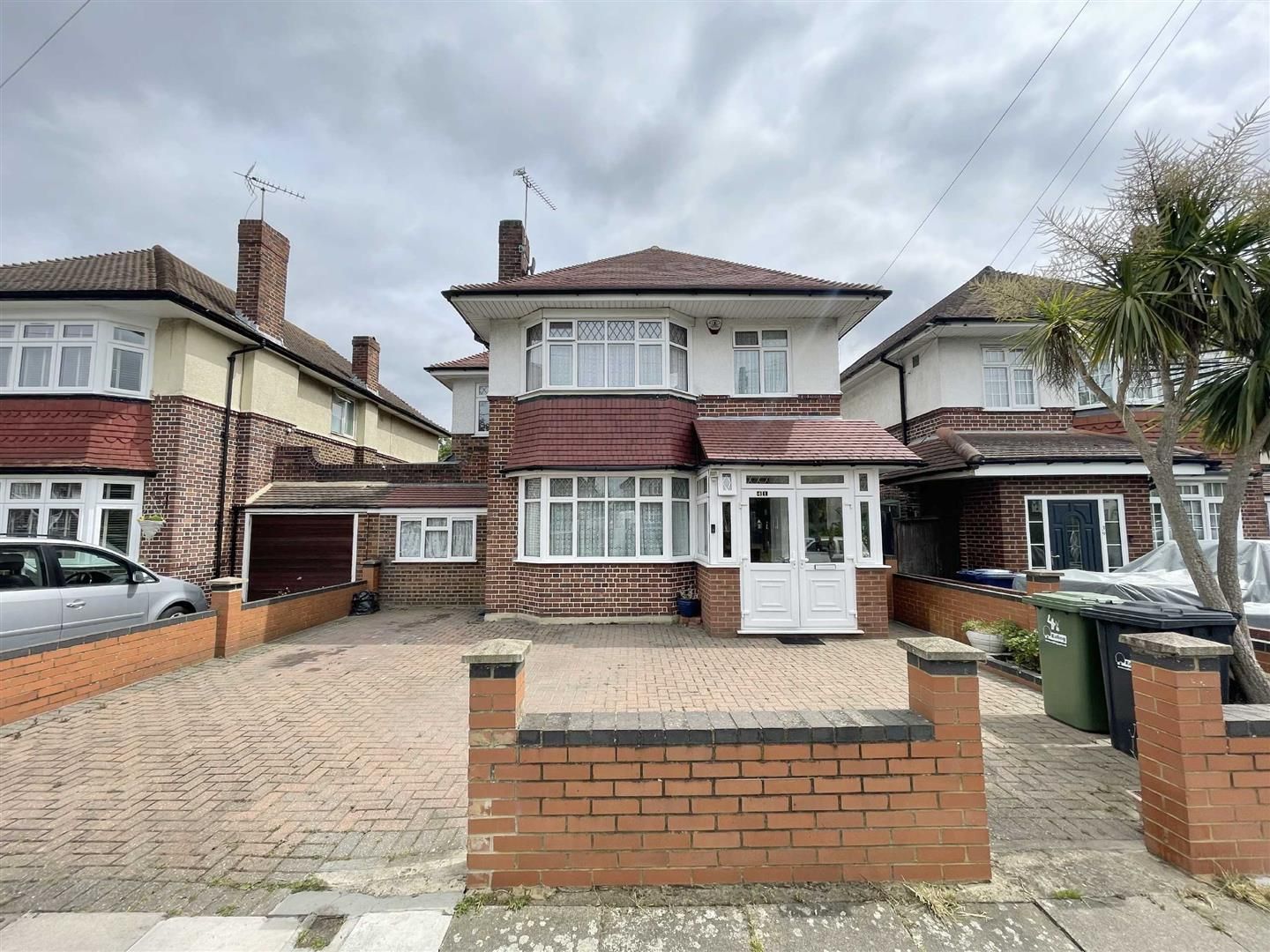 4 bed linkdetached house for sale in Craneswater Park, Southall UB2