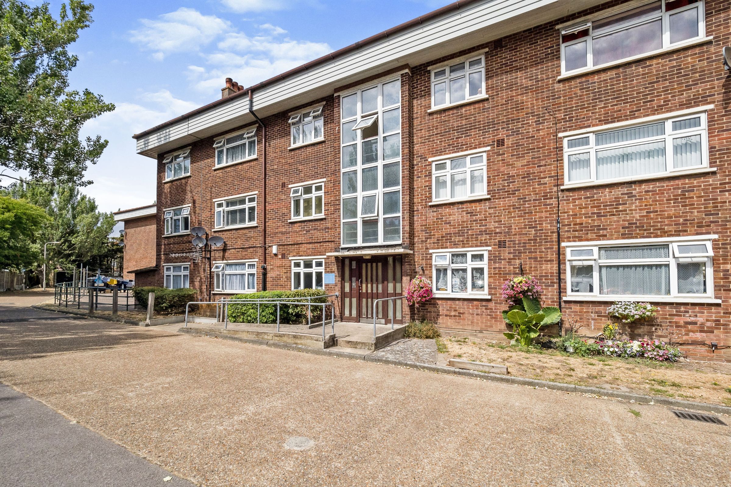 3 bed flat for sale in Hatfield Close, Ilford, Essex IG6 Zoopla