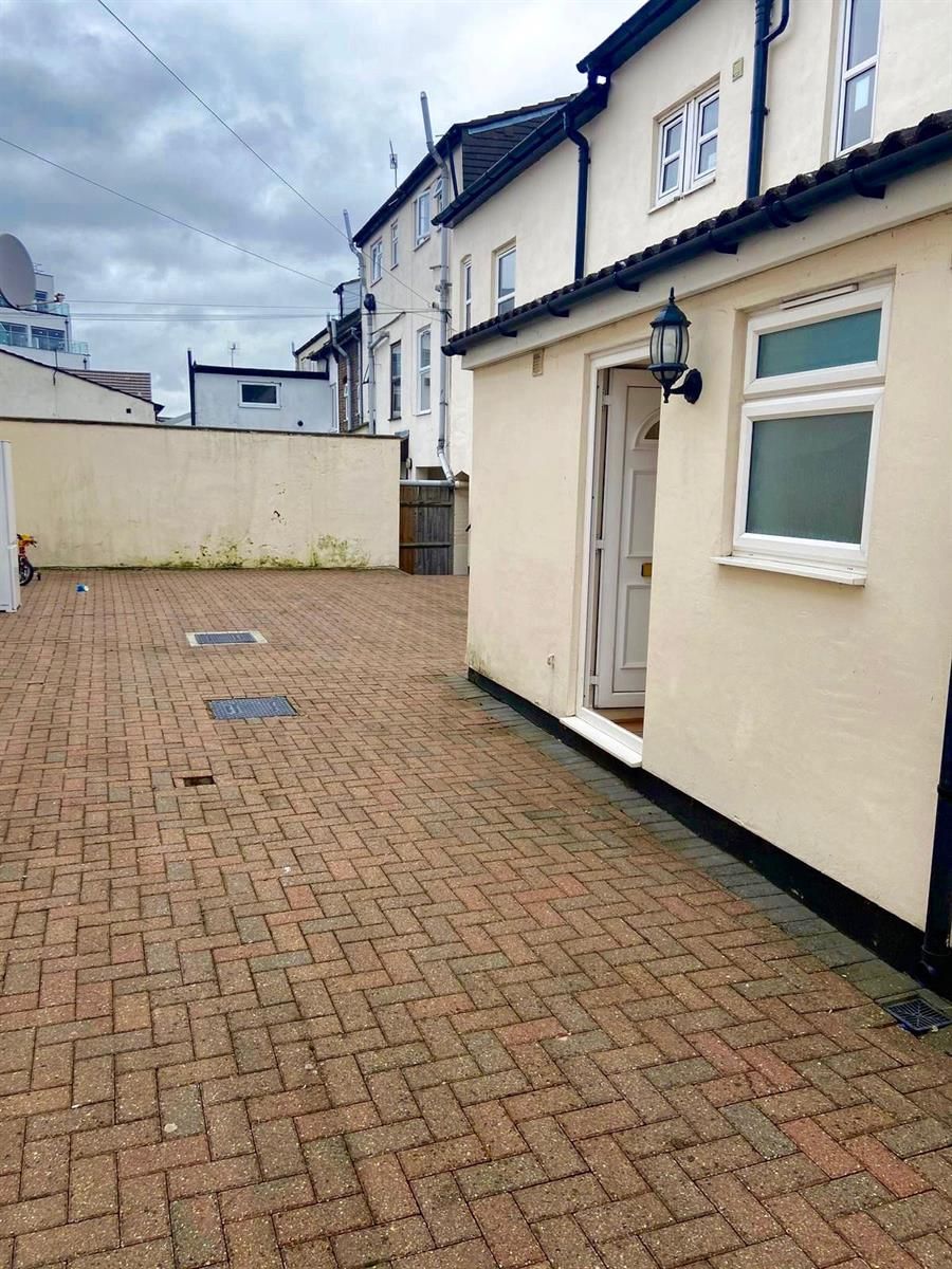 Flat, Cardigan Place, - Cardigan Street, Luton LU1  