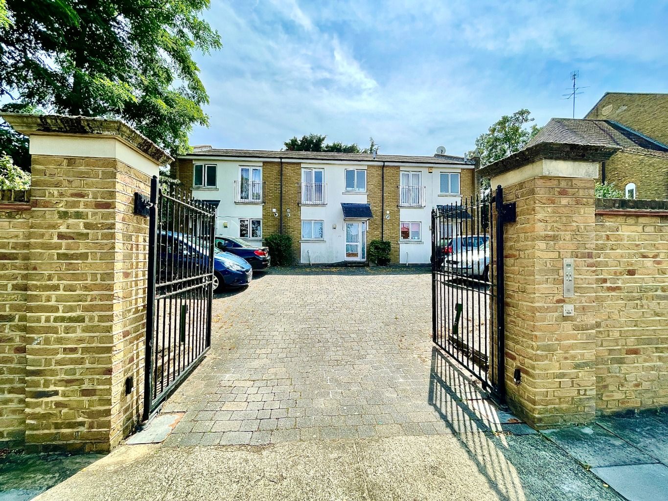 3 bed terraced house to rent in Congleton Grove, Woolwich, London SE18